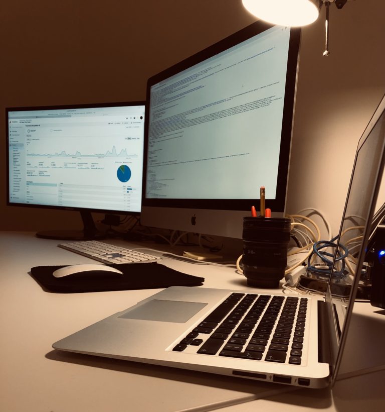 Postazione di lavoro di Massimo De Stefano, consulente marketing e SEO.