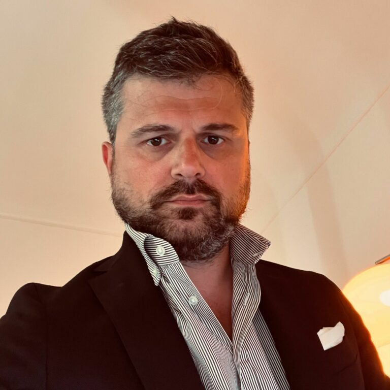 Massimo De Stefano nel suo ufficio.
