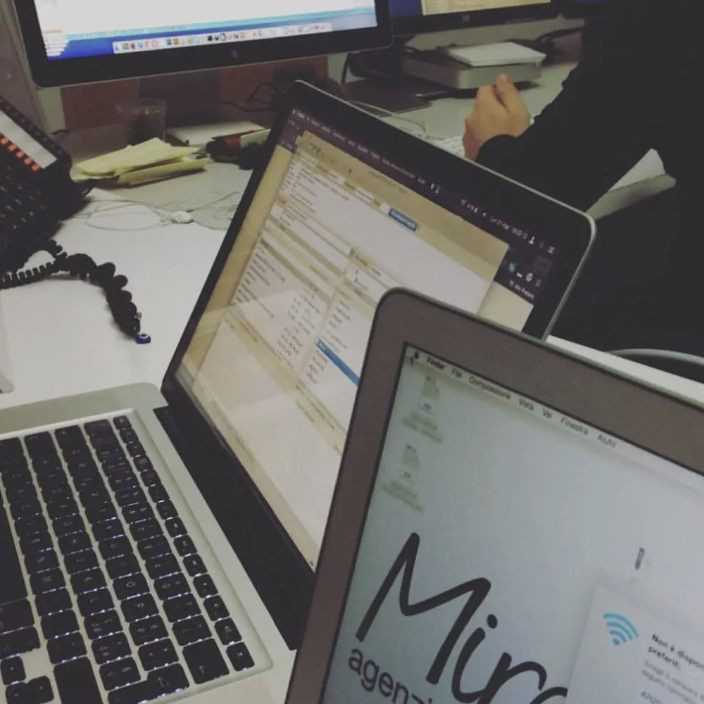 Postazione di lavoro allestita da Massimo De Stefano in azienda per supportare l’area marketing