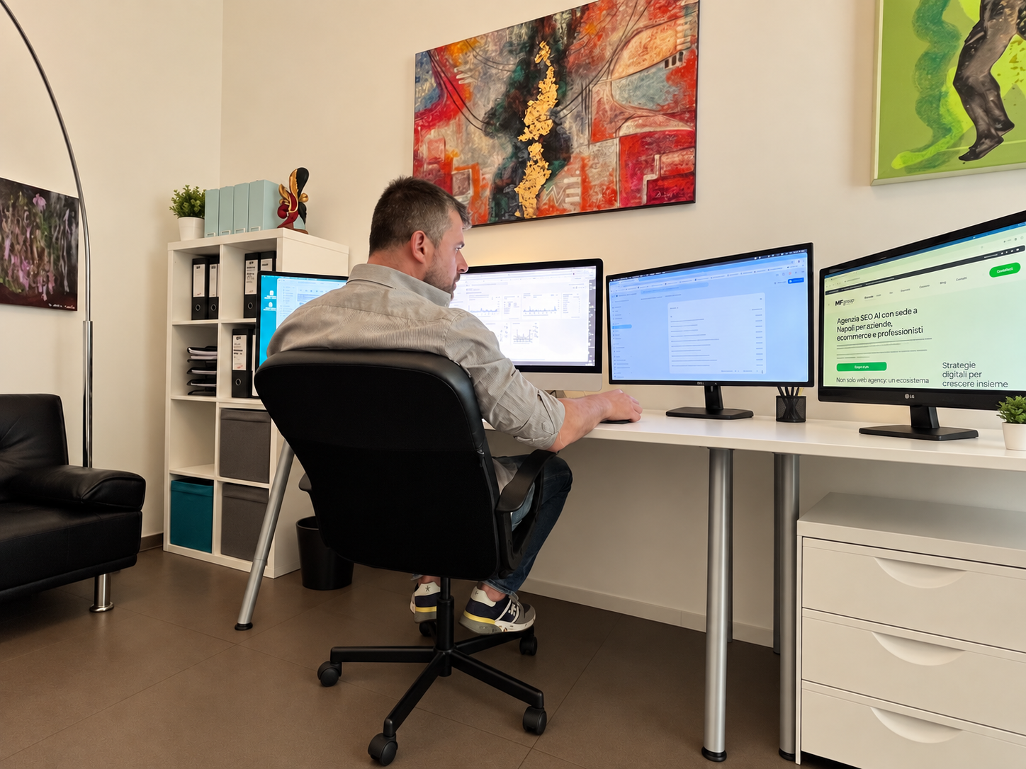 Massimo De Stefano durante un’analisi SEO del sito web alla postazione di lavoro