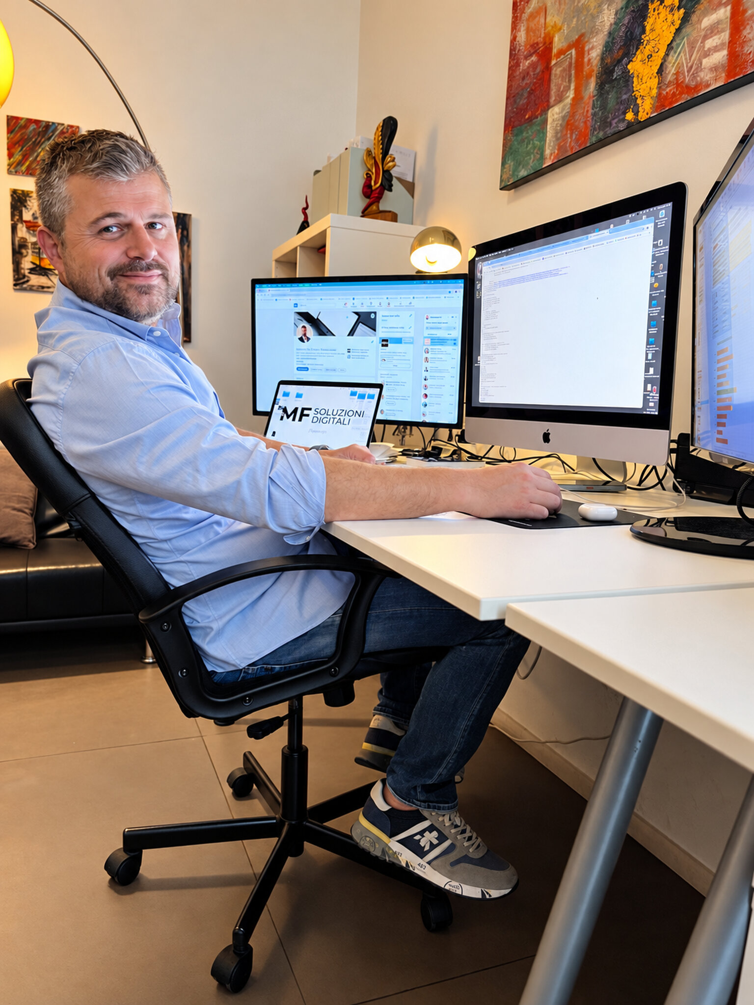 http://Massimo%20De%20Stefano%20SEO%20Specialist%20alla%20postazione%20di%20lavoro%20con%20monitor%20e%20sito%20MF%20Soluzioni%20Digitali