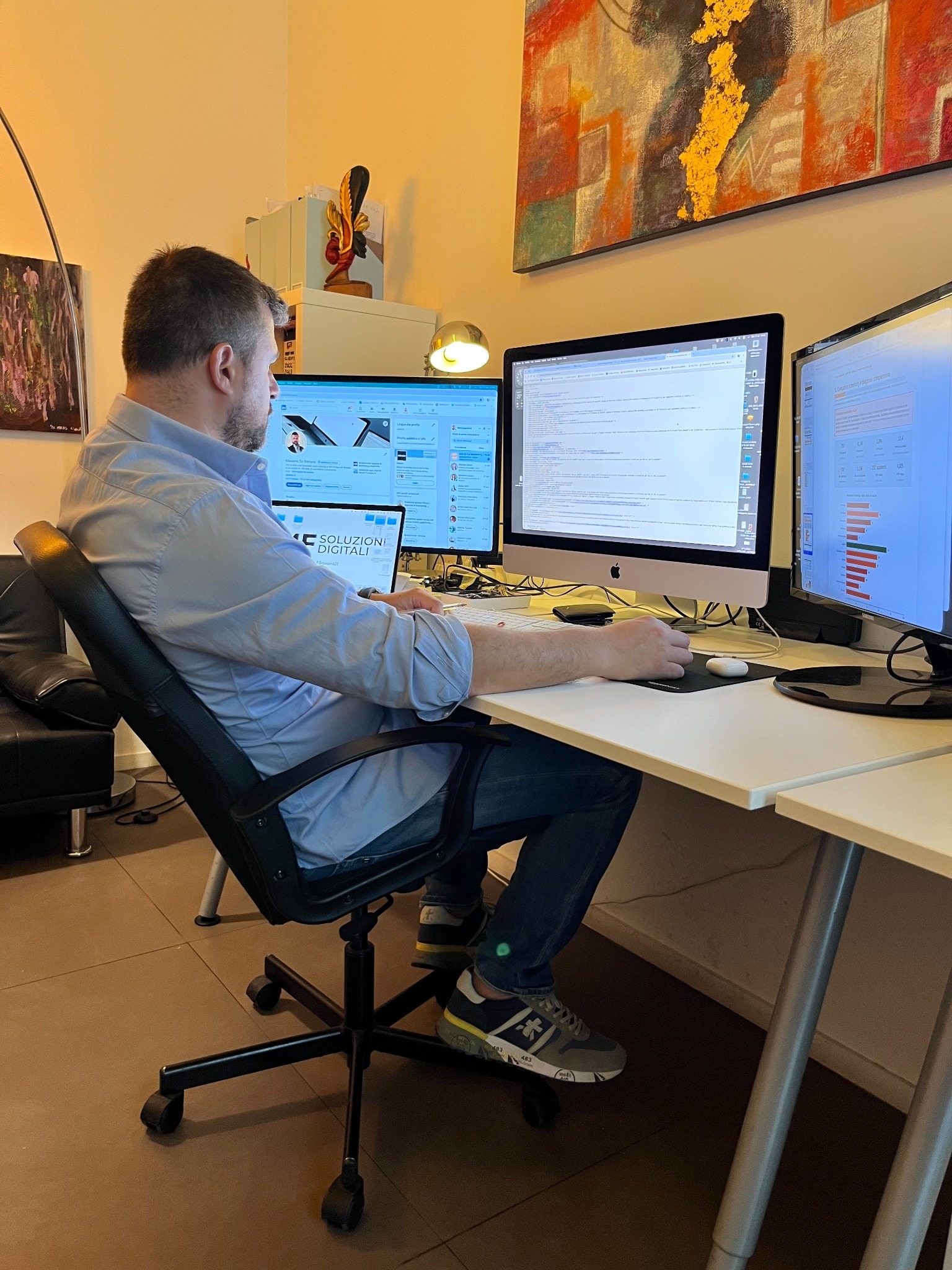 Massimo De Stefano analizza i dati di un sito alla sua postazione durante un audit SEO